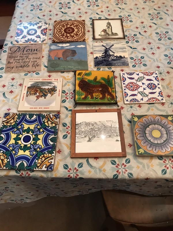 LOT OF 12 DECORATIVE ASSORTED TILES TRIVETS