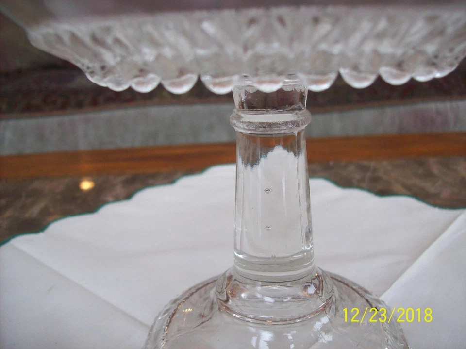 Plato de caramelo de compota pedestal cubierto patrón de lágrima llamativo de cristal vintage Foto 3 de 4