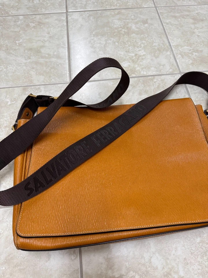 Bolso mensajero Salvatore Ferragamo de cuero marrón para hombre Foto 3 de 4