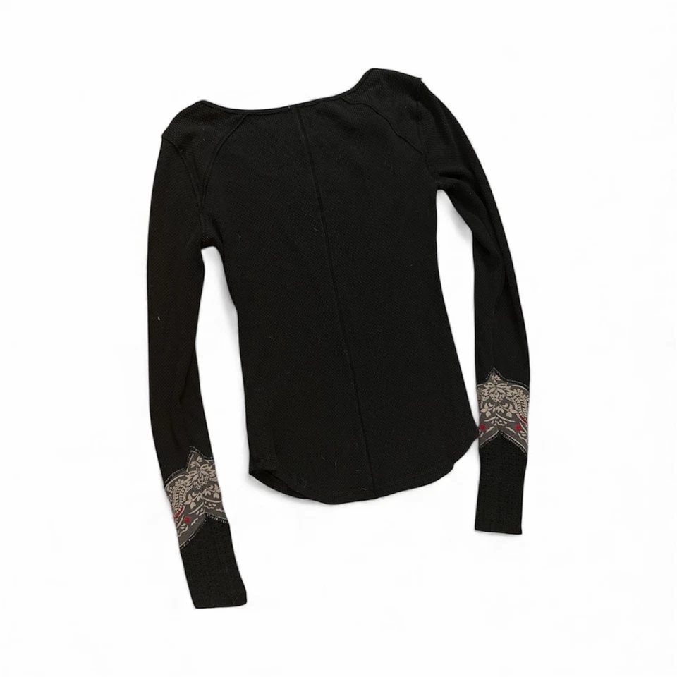 Free people we the free top manga larga gris oscuro con manga boho grabada. Sin etiqueta Foto 2 de 2