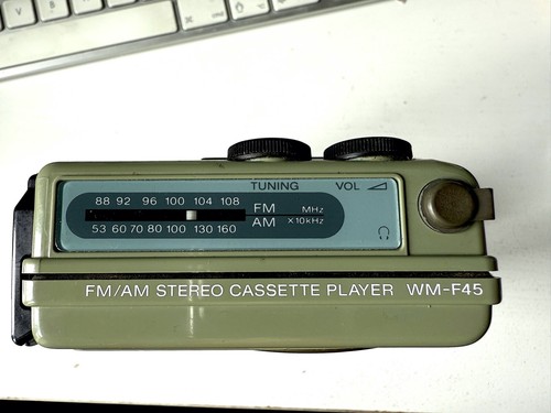 REPRODUCTOR DE CASETE DEPORTIVO KAKI SONY WALKMAN WM-45 AÑOS 80 FM/AM FUNCIONANDO CON CLIPS PARA CINTURÓN - Imagen 4 de 6