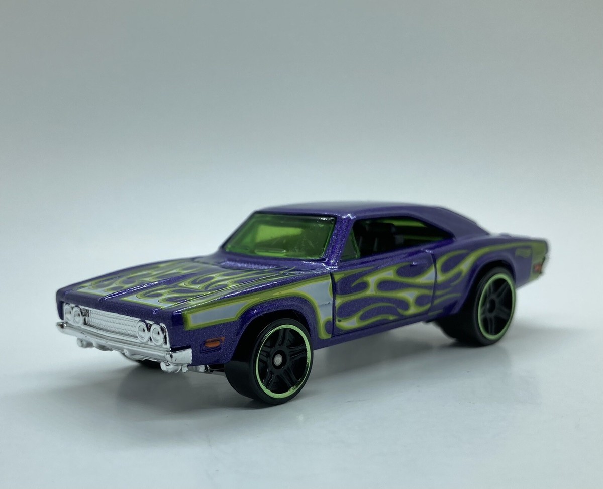 ミニカー Hot Wheels '68 Dodge Charger 1:18 Hot Wheels '68 Dodge Charger 500 Purple Green Flames Loose