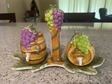 VTG Italian Wine Barrels with Green/Red Grapes Salt & Pepper Shaker Set w/Stand