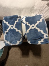 Reversible Full Comforter And 2 Pillow Case Set, Fleece. Blue And White