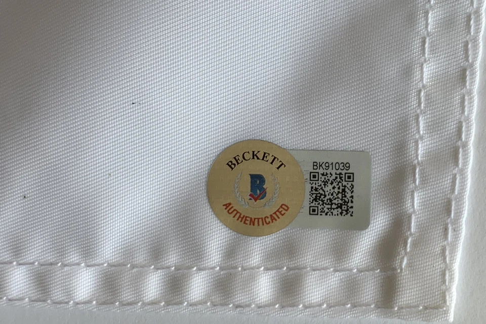 Zach Johnson Firmado 2023 Ryder Cup Bandera Marco Simone Equipo de Golf EE. UU. BECKETT CERTIFICADO DE AUTENTICIDAD Foto 4 de 4