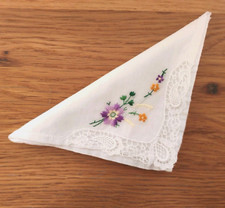 Vintage Damen Taschentuch wei&szlig; Blumen bestickt Baumwolle Spitze Kanten
