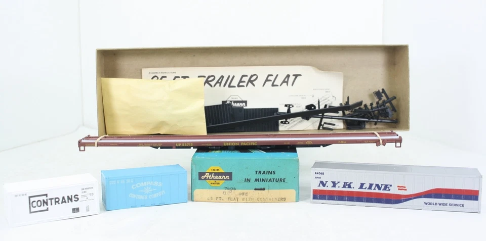 HO Scale Athearn Union Pacific 85’ All Purpose Flat Car with Containers - Image 2 of 2