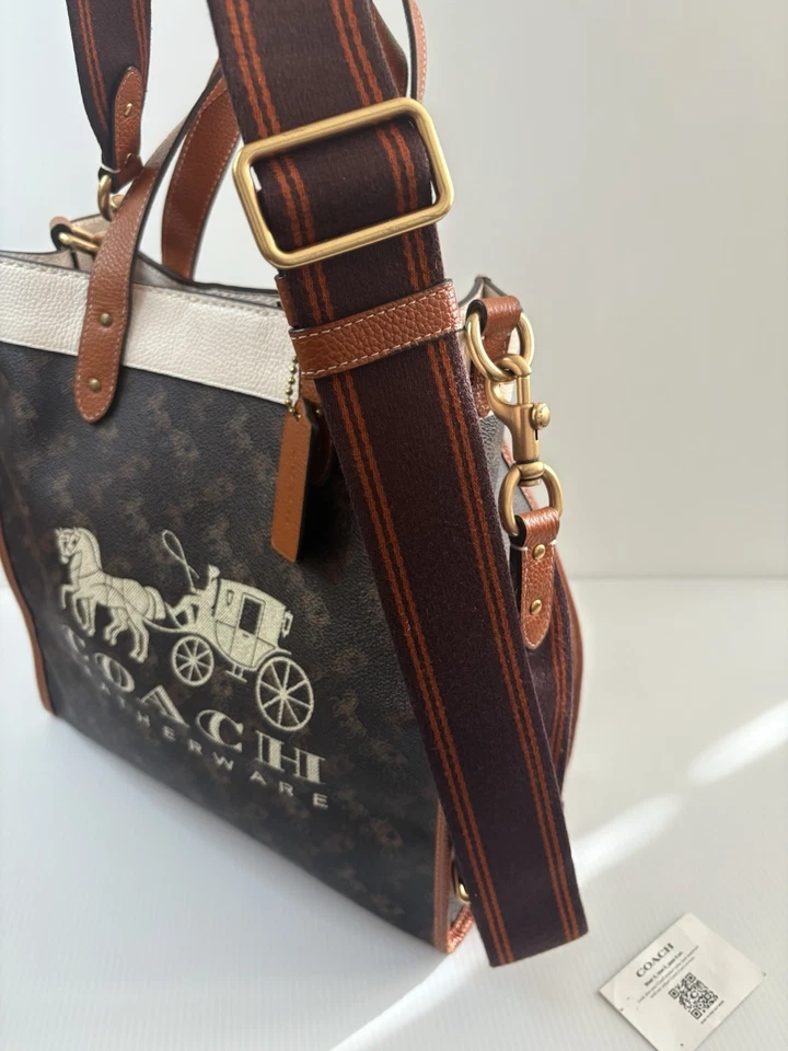 蔻驰 Field 托特包 30 英寸马车印花斜挎包琥珀色/棕色 — 第 4/4 张图片