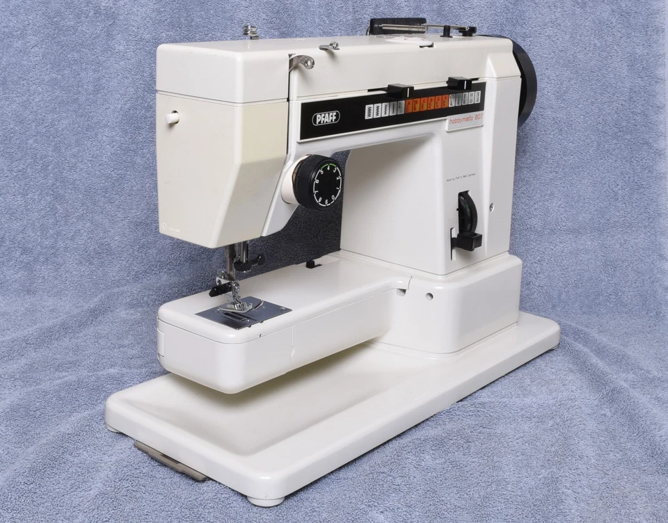 Pfaff Hobbymatic 807 带保护壳,原装脚踏板,已测试电源并运行 — 第 4/4 张图片