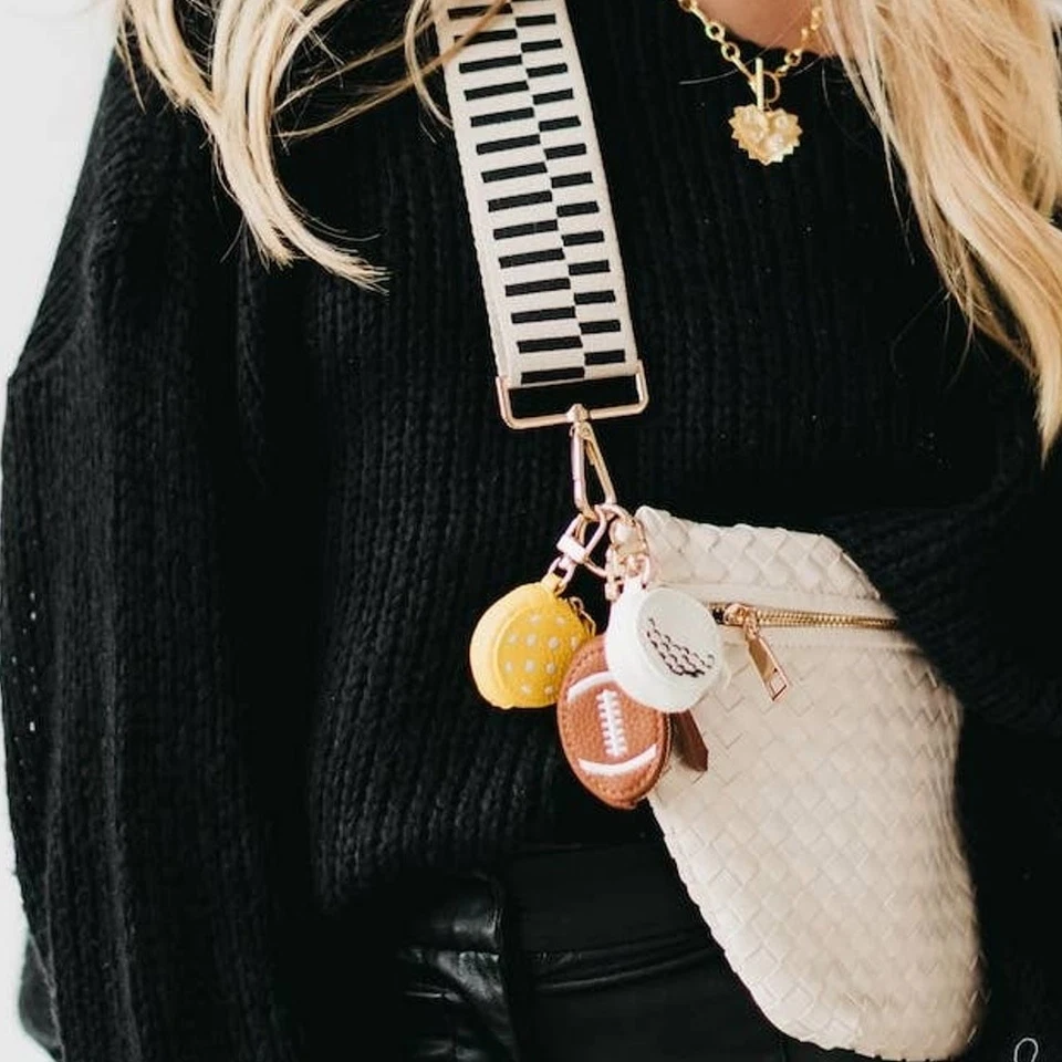 Bolso deportivo de cuero vegano con dije llavero de fútbol Foto 3 de 3