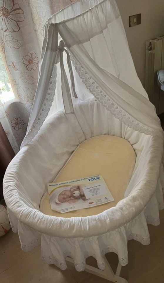 Culla In Vimini Con Baldacchino, Struttura In Legno E Ruote E Tessile Incluso - Immagine 2 di 4