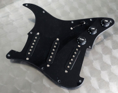 Fender Squier Strat Pickguard + Pickups kpl.gelötet Black/Schwarz
