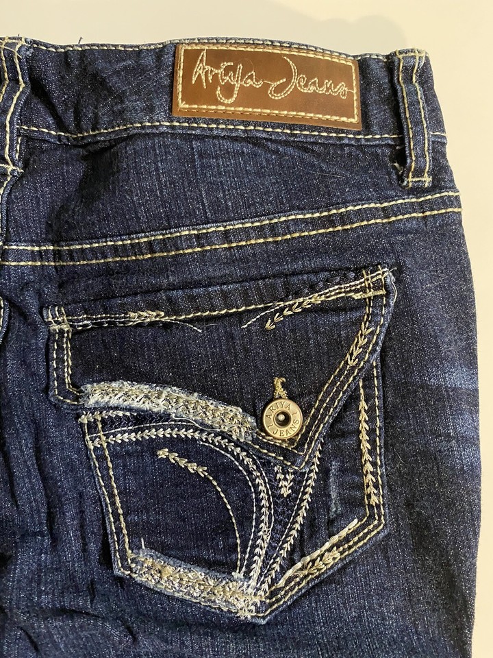 ARIYA JEANS Women's Dark Wash Cuffed Denim Destroyed Shorts Size 3/4