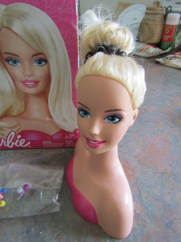 Mattel Barbie Styling Head With Some Hair Accessories 2010 (Original Box) - Picture 2 of 9
