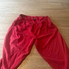 Vintage White Stag red pull-on capri pants in a lightweight cotton blend