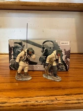 King & Country Retired - BBG012 Radio Group (slight weapon damage)