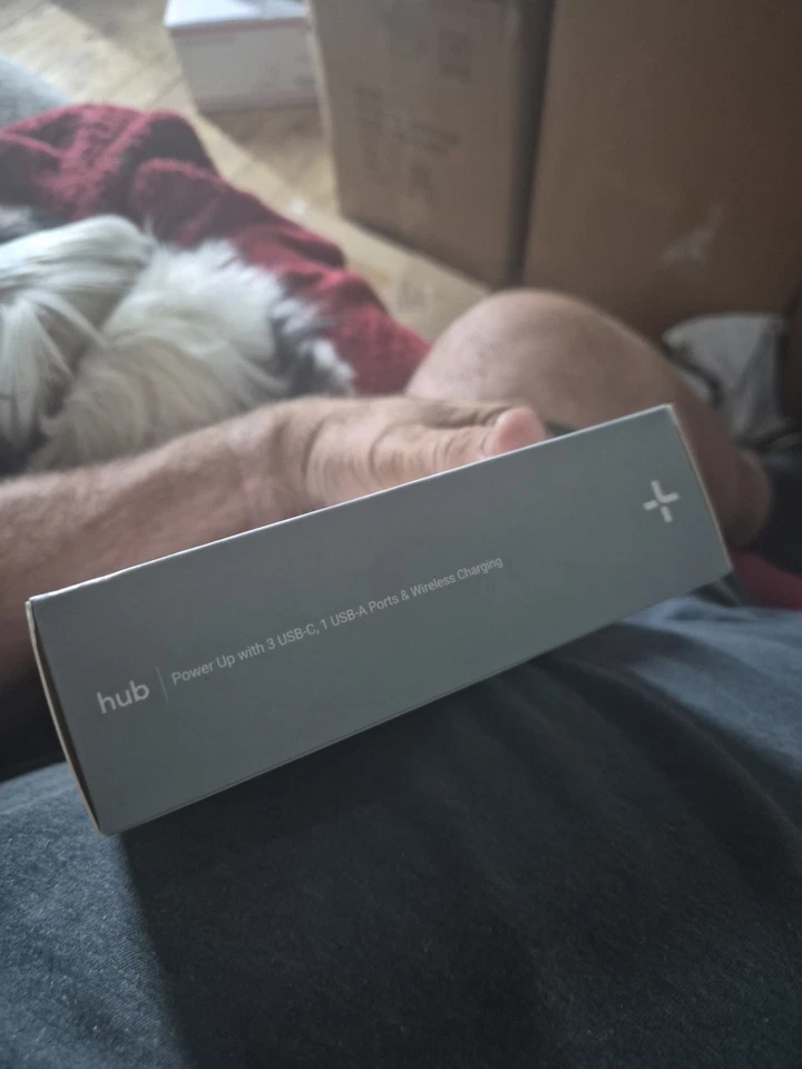 R2.N TYLT (100W) 多端口 USB-C/USB-A PD 集线器 带无线充电 PWRHUB100W-T — 第 2/4 张图片