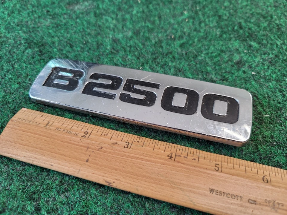 Mazda B2500 1998-2001 guardabarros emblema logotipo placa de identificación insignia ZZP0-51-714 OEM 1M4 Foto 2 de 4