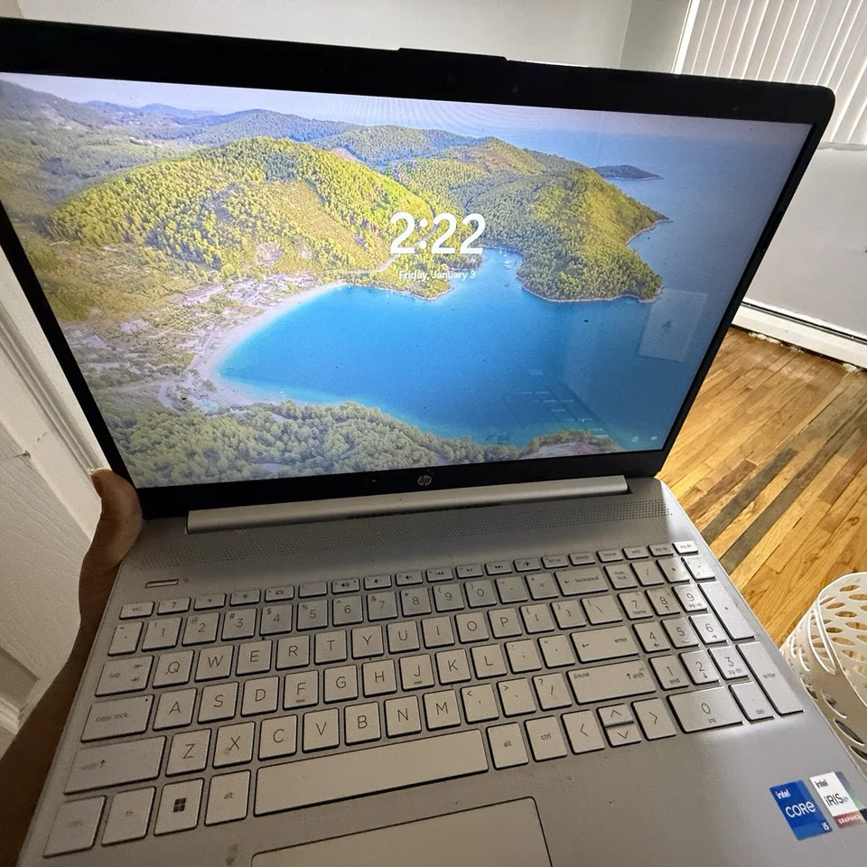 HP 15.6 inch Touch (256GB, Intel Core i5 1st Gen., 1.00GHz, 12GB) Notebook - Image 3 of 4