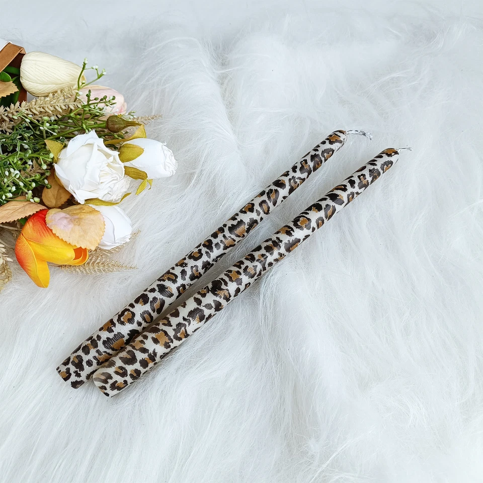 Paquete de 4 velas de cena con estampado de leopardo - velas cónicas con estampado de animales sin perfume de 10" Foto 3 de 4