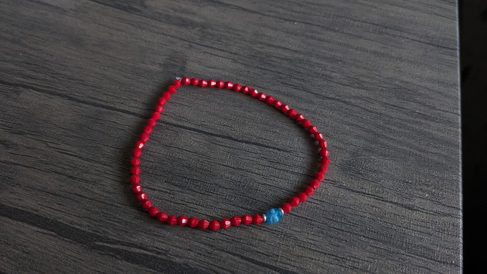 Tobillera con cuentas rojas cuentas azules naturales Foto 2 de 2