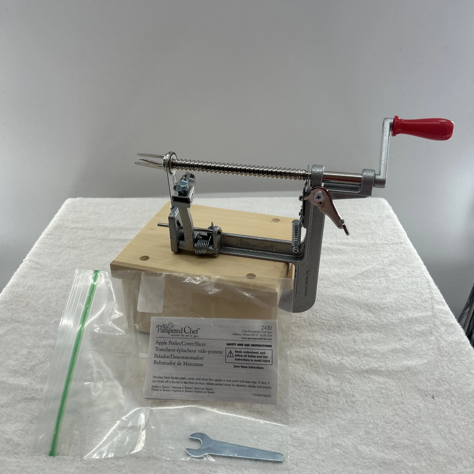 The Pampered Chef Apple Peeler Corer Slicer With Wooden Stand SEE INFO
Opens in a new window or tab