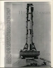 1967 Press Photo Saturn 5 rocket on caterpillar crawlers reaches launch pad, FL