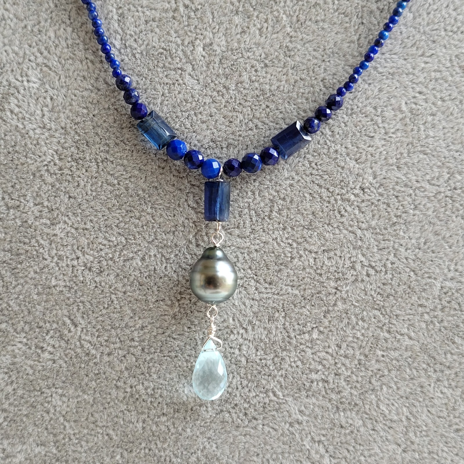 Collier raffiné argent perle noire Tahiti et pierres précieuses, le cadeau idéal pour femme