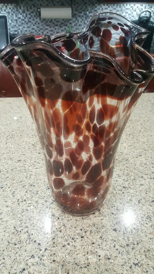 Beautiful Floral Shaped Spotted Patterned Glass Vase  13"h x 10" w - Imagem 4 de 4