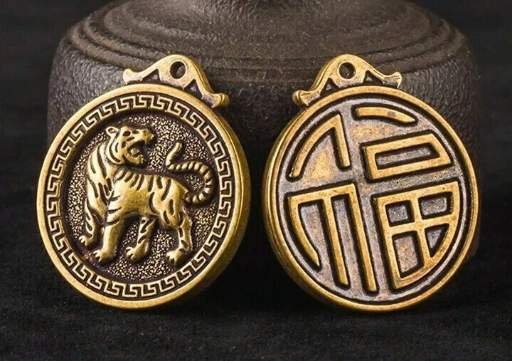 Colgante de oro chino con símbolos astrológicos mensuales antiguos de latón con signos de animales del zodiaco Foto 3 de 4