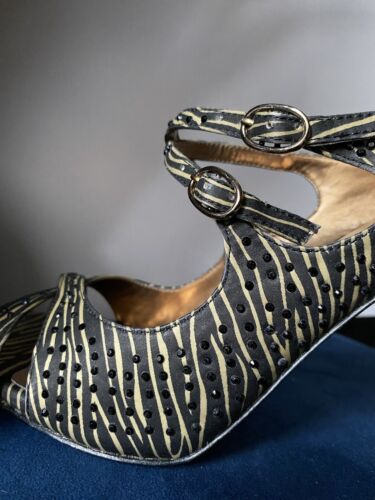 Tacones para mujer talla 9. Por Carlos Santana. Parte superior con cuentas negras despojadas. Correa de hebilla - Imagen 5 de 9