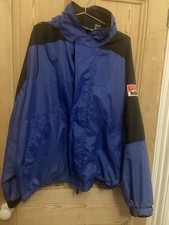 Wodoodporna kurtka Marlboro Unlimited w kolorze niebiesko-czarnym z kapturem. Rozmiar XXL