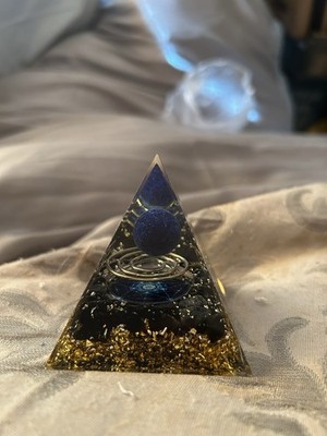 Harz Pyramide Briefbeschwerer 