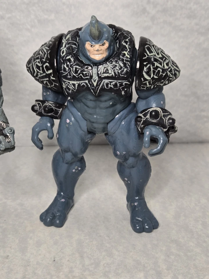 De colección 2004 Marvel Spider-Man Ultimate Rhino 6" y 1996 Total Armor Rhino 5" Foto 3 de 4