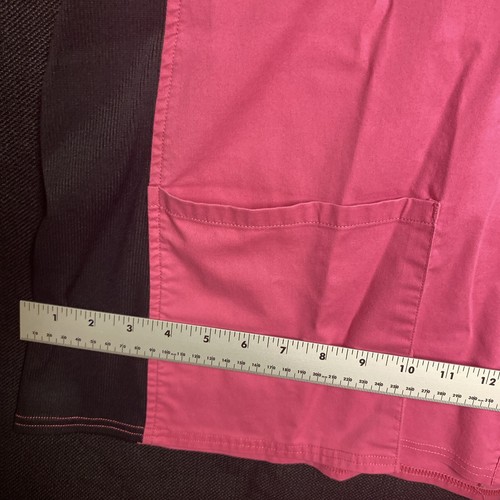 Blusa Médica Scrubstar para Mujer Talla L Manga Corta Cuello en V Bolsillos Rosa Negra Elastizada - Imagen 5 de 12