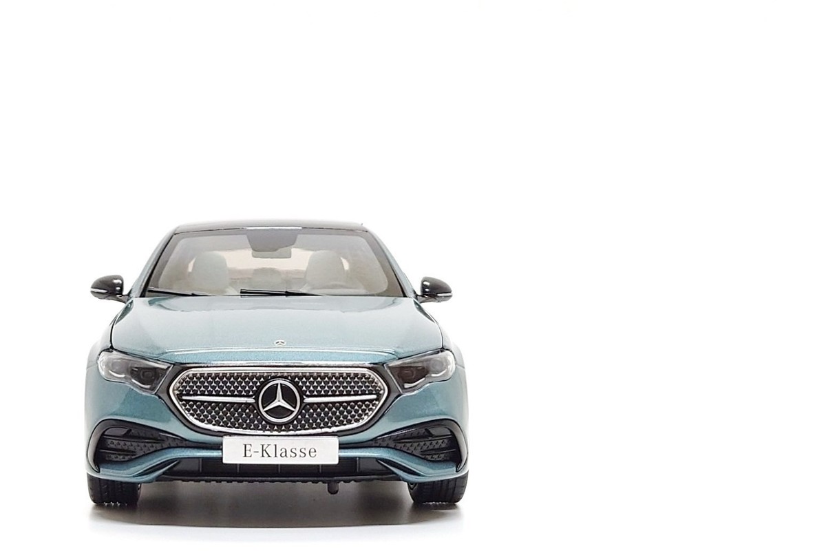 iScale 1:18 Mercedes-Benz E-Class (W214) AMG-Line in Verde Silver