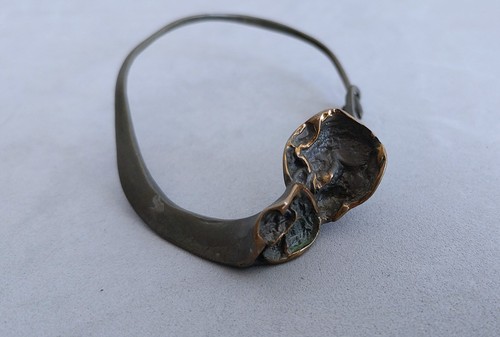 Bracelet en bronze à motif de fleurs stylisée - Foto 4 di 5