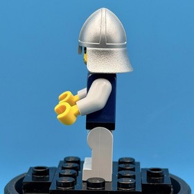 LEGO: Crown Knight w/Scale Mail (CAS360) - From Castle Set 7094 (2007) - RETIRED