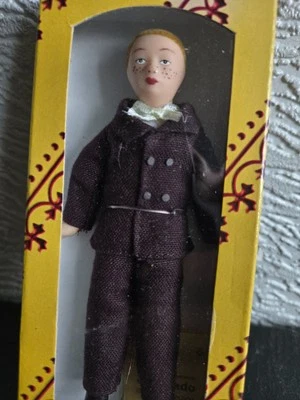 puppenstubenzubehör Del Prado Junge Figur im historischen Kleid 1.12.