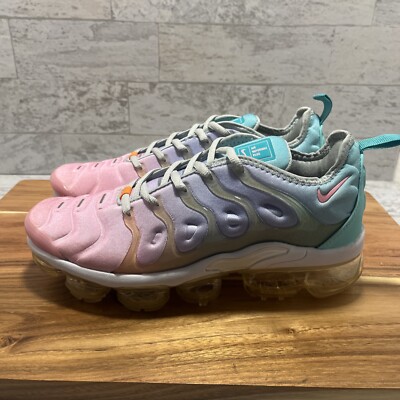 light pink nike air vapormax plus