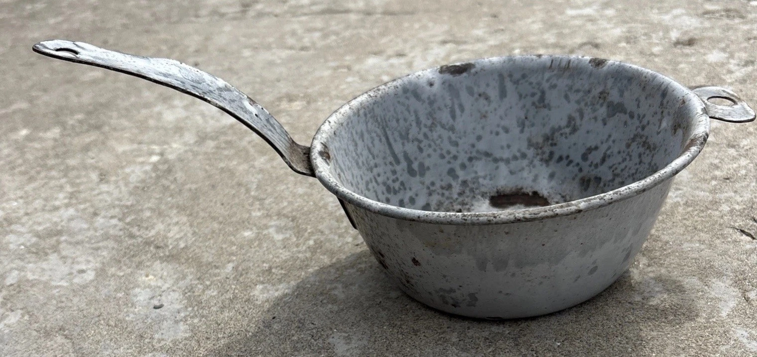 Vintage Enamelware Graniteware Gray 6.25" Strainer / Colander Long Handle Hangs
Opens in a new windo