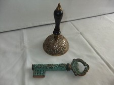 VINTAGE EICHENBLATT GEPRÄGTES MESSING TISCH HANDGLOCKE & MESSINGSCHLÜSSEL "VERITAS IN VINO"