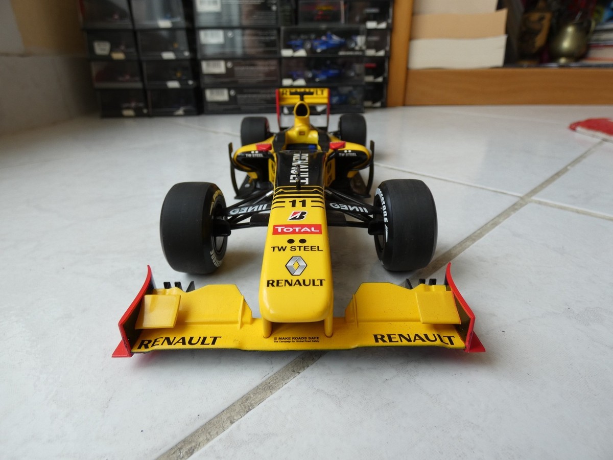 Renault F1 Team Robert Kubica #11 Showcar 2010 1/18 Minichamps F1