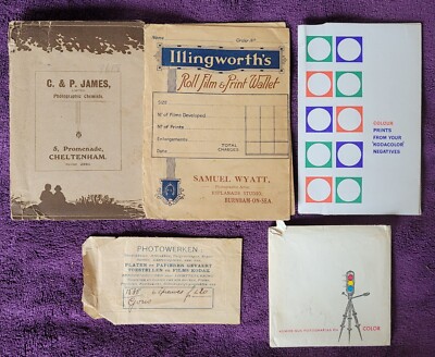 Posten von 5 Papiermaschüren der Fotoverarbeitungsfirmen, teilweise mit Fotos & Negativen.