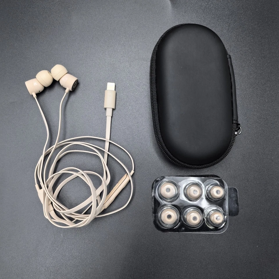 Auriculares internos Beats by Dr. Dre UrBeats3 con cable oro satinado relámpago Foto 3 de 4