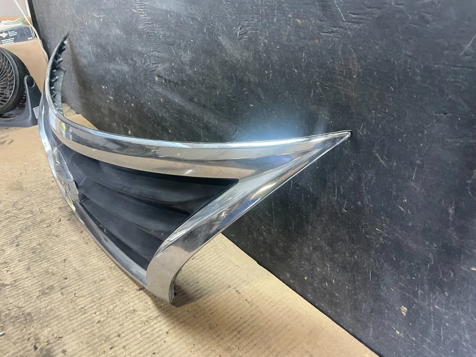 Nissan Versa 2012 a 2014 sedán parrilla superior delantera mercado de accesorios R7235 DG Foto 2 de 4