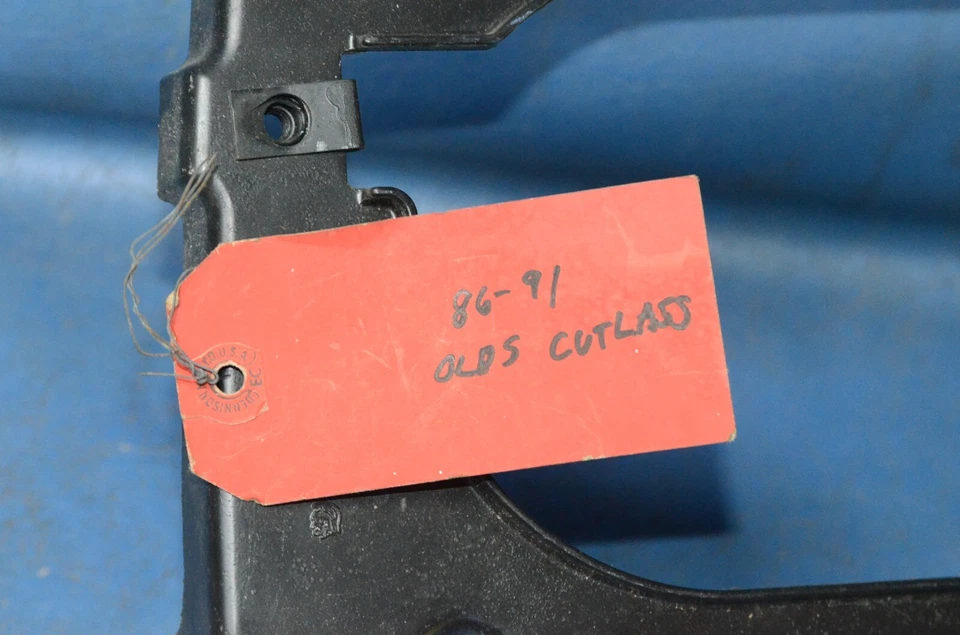 Nuevo de Lote Antiguo 1986-91 Oldsmobile Cutlass Calais LH Faro Luz Soporte Montaje en Cubo Fabricante de Equipo Original Foto 4 de 4