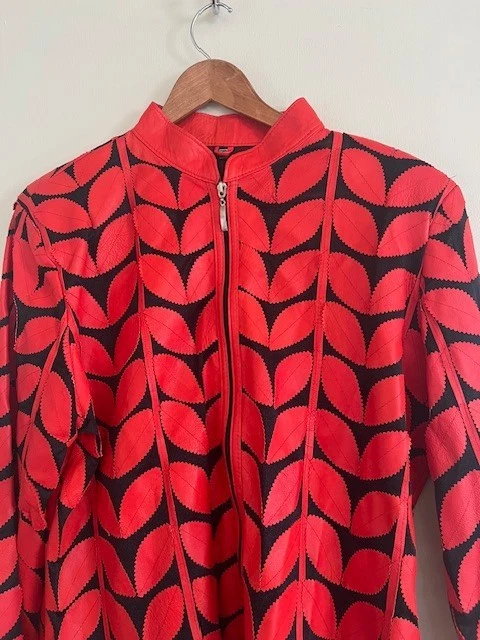 Chaqueta Neiman Marcus Mujer Talla 1X Cuero Rojo Hojas en Red Negra Transparente LS Foto 2 de 4