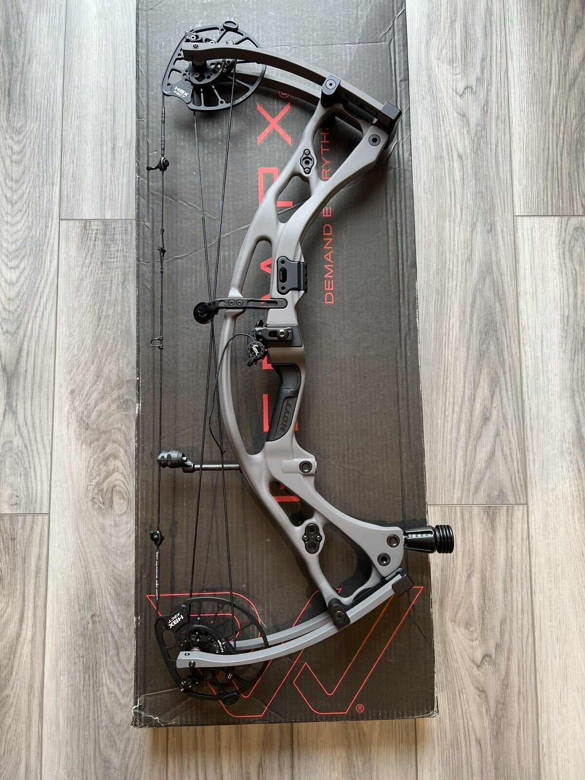 NEW Hoyt Carbon RX-8 Tombstone RH 70# with QAD HDX Rest