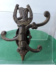 cowboy boots and horseshoe 3 hook hanging for coats hats rustic cast iron